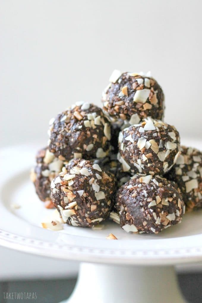 Need an afternoon "pick-me-up" without over-indulging? These little Powerballs are full of good for you ingredients like dates, macadamia nuts, coconut, and cocoa! All these yummy foods rolled into one perfect bite. Great for a post-workout snack. Powerballs Date, Macadamia Nut, Coconut & Chocolate Balls Recipe | Take Two Tapas