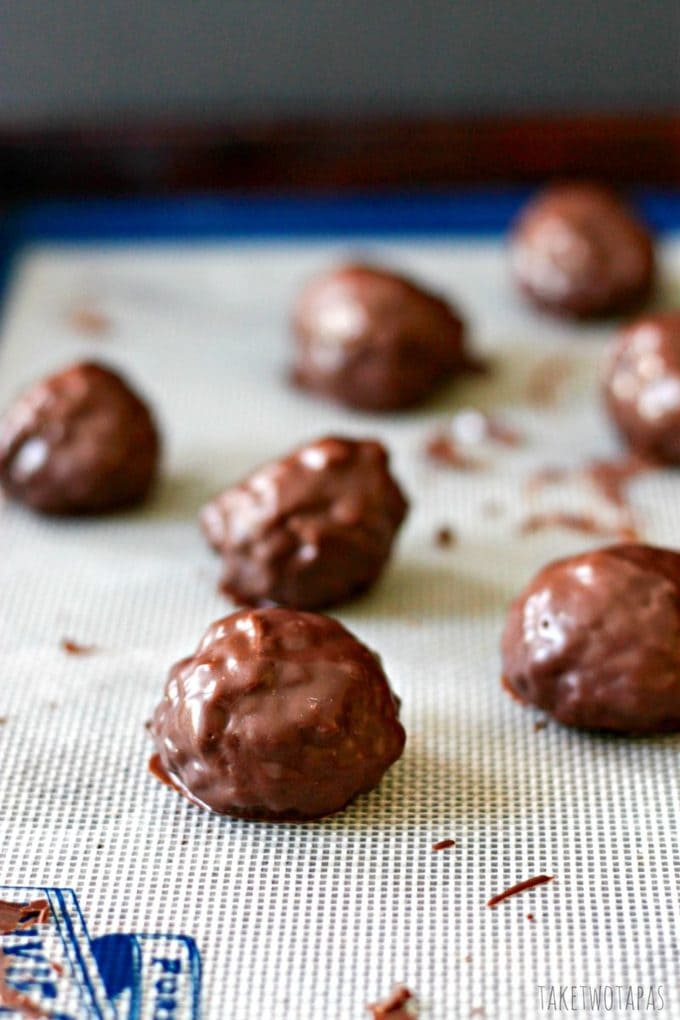 Love that chewy, crispy, chocolatey snack cake from your childhood? Now you can make them at home but a little more sophisticated. These two bite Star Crunch Truffles bring you right back to your youth while still being an adult! Recipe for Homemade Star Crunch Truffle Balls Recipe | Take Two Tapas | #StarCrunch #Truffles #Dessert #LittleDebbie #Snack #Homemade #CopyCat