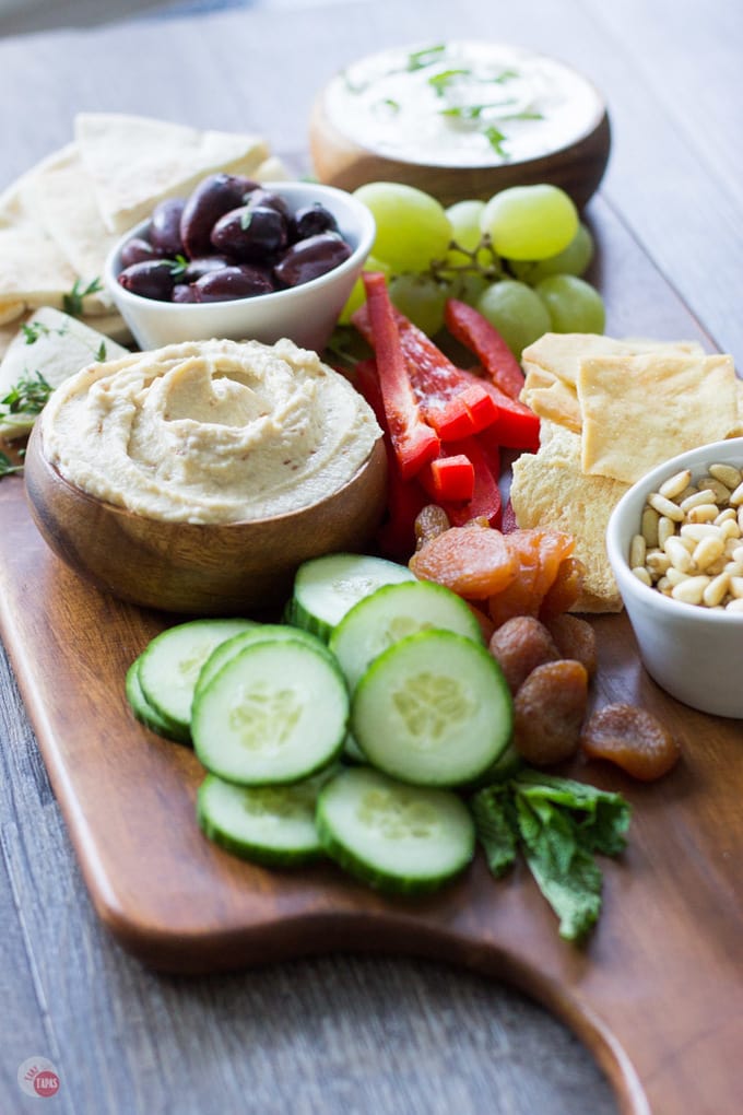 Gurkenscheiben und Hummus in Großaufnahme