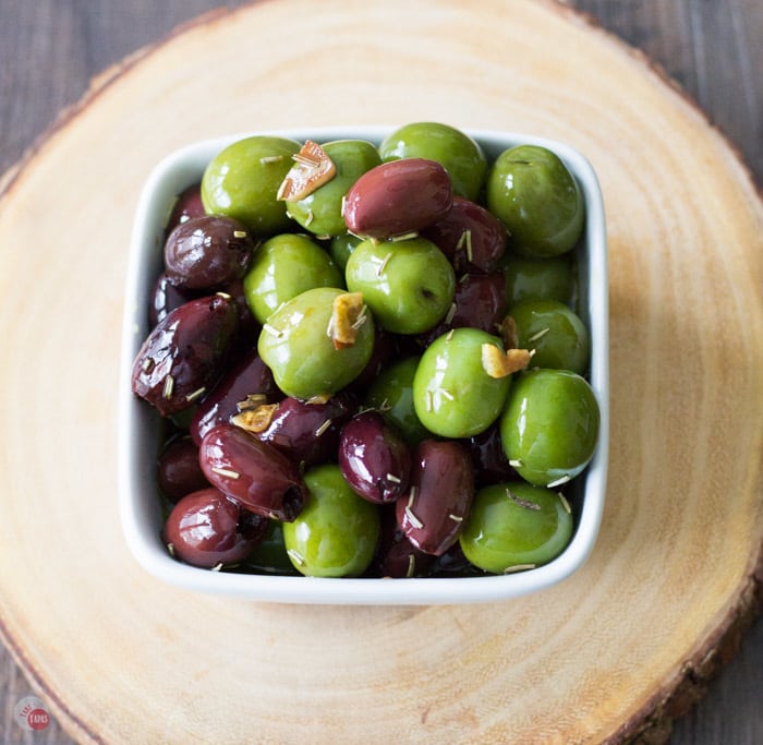 Olives jsou perfektní svačinou na den i večer. Tyto olivy plné zdravých tuků a vitaminu E naložené v olivovém oleji a balzamikovém octu jsou ideální volbou pro uspokojení chuti na slanou svačinu! Recept na marinované olivy | Take Two Tapas | 