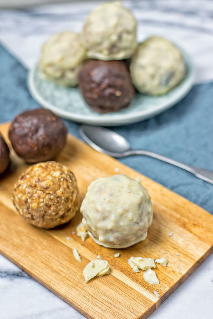 Looking for a Paleo or Whole30 compliant snack bite to help you through the month of January and keep you on track with your New Year's Resolutions and Fitness Goals? Here is a list of 17 that will keep your cravings at bay and are very tasty too! Powerball Paleo Snack Bites Roundup | Take Two Tapas