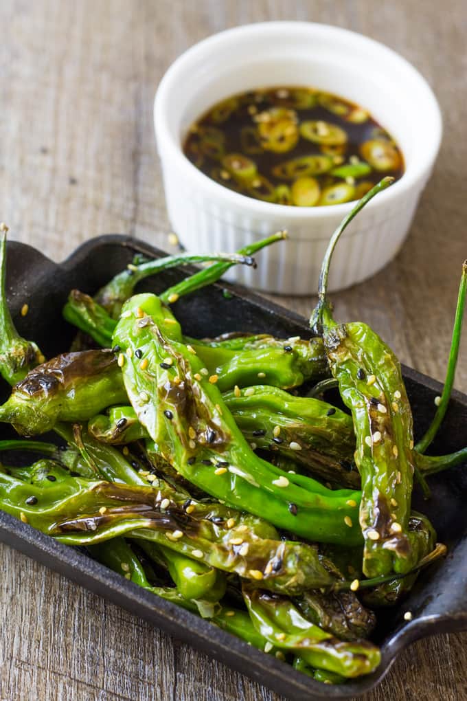 Pimientos Shishito al Sartén con Salsa Ponzu de Jengibre