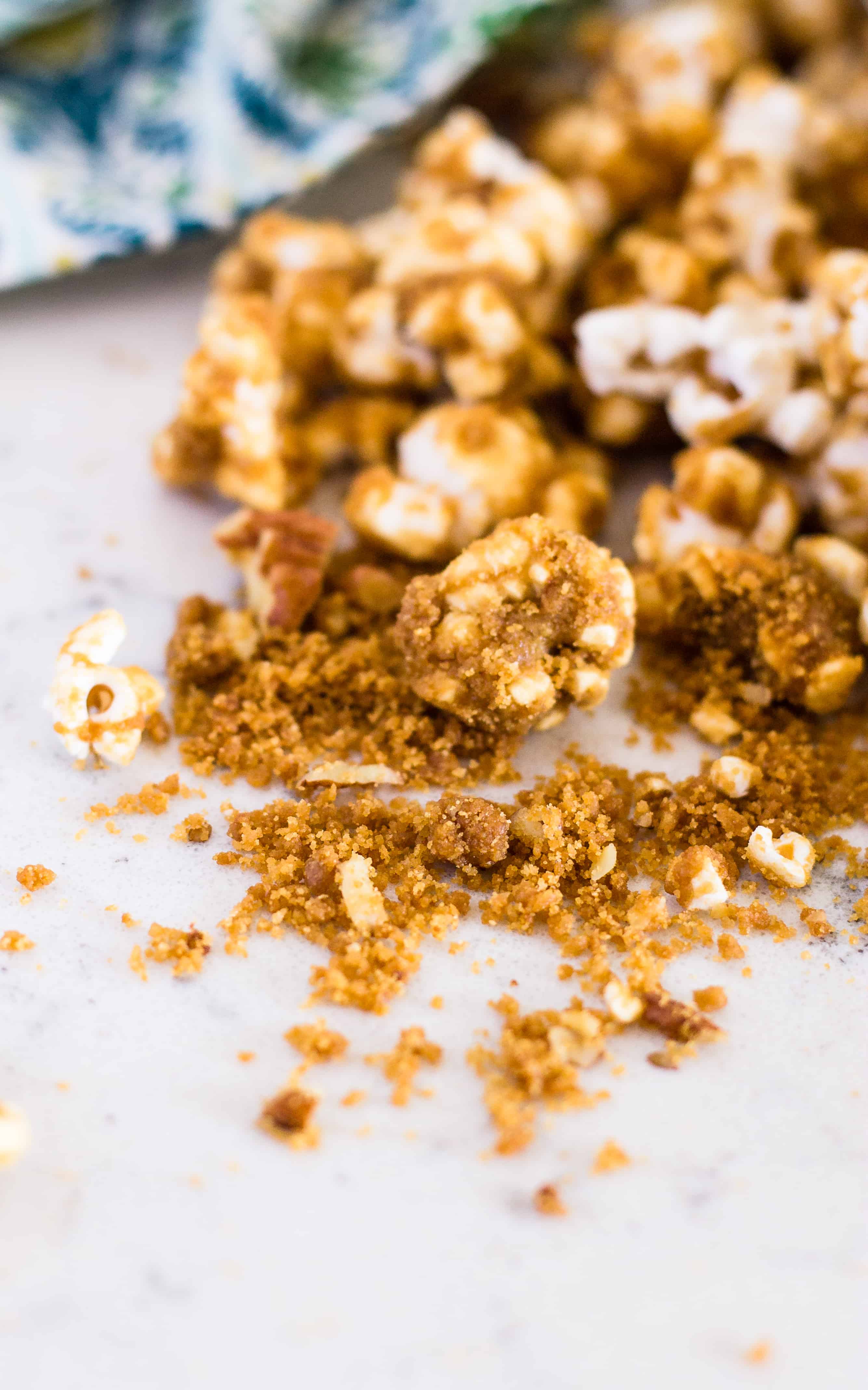 Einer der besten Teile von Omas Karamellmais sind die knusprigen Krümel am Boden. - caramel corn / Take Two Tapas / #CaramelCorn #PopcornRecipe #CaramelPopcorn #EasyCaramelCorn #SummerSnacks #SnacksToShare #GlutenFreeSnacks's Caramel Corn is the crispy crumbs at the bottom. - caramel corn | Take Two Tapas | #CaramelCorn #PopcornRecipe #CaramelPopcorn #EasyCaramelCorn #SummerSnacks #SnacksToShare #GlutenFreeSnacks