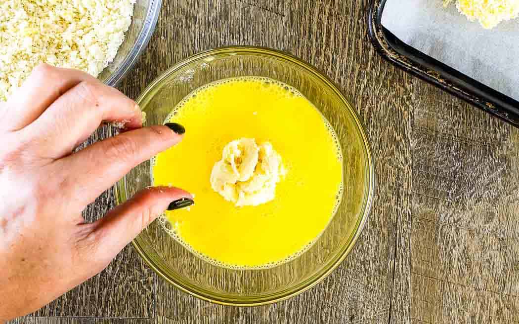 boule de macaroni congelée dans l'œuf