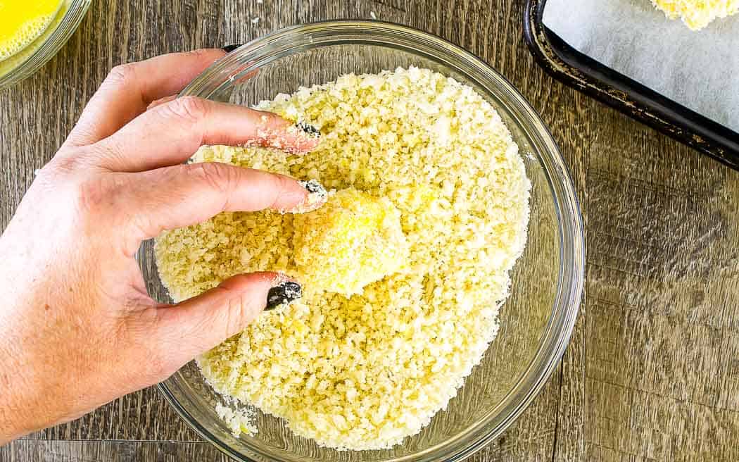 boule de macaronis congelée dans des miettes de panko