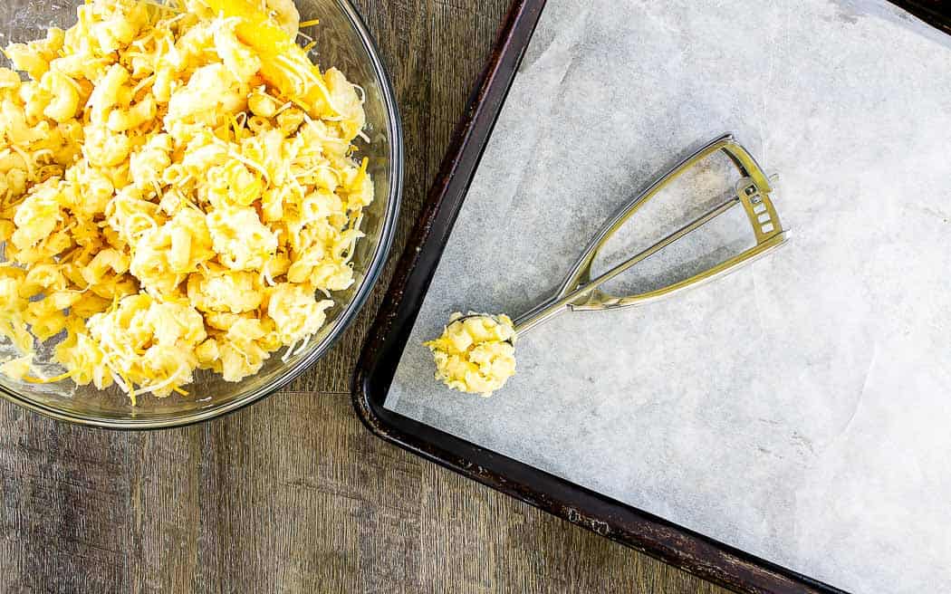 Makkaroni und Käse mit Eis mit Eisportionierer und Backblech