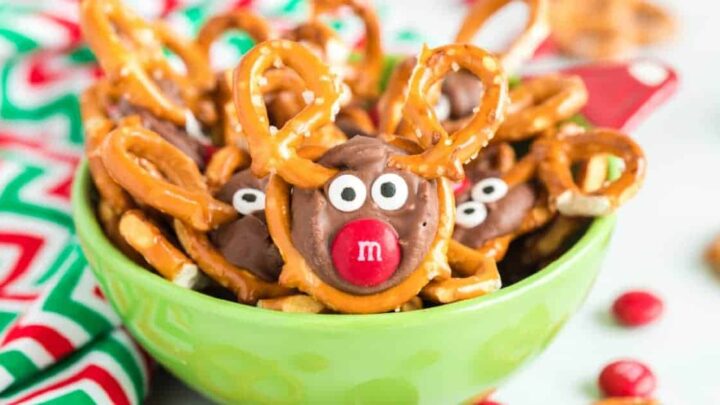 Pretzel Hershey Kisses (Pretzel gifts for holiday) - CurryTrail