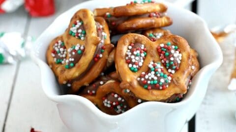 Pretzel Hershey Kisses (Pretzel gifts for holiday) - CurryTrail