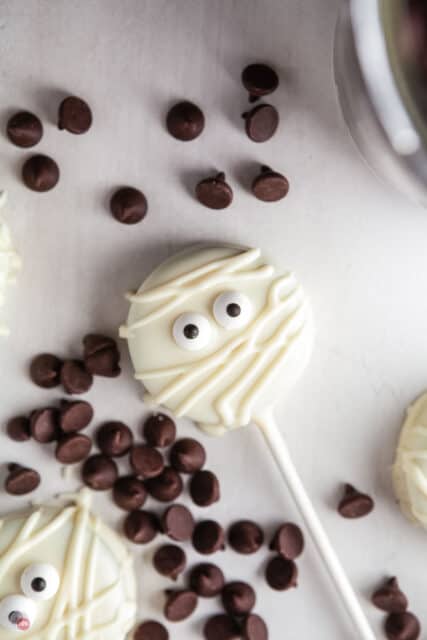 Easy Halloween Oreo Pops (Mummy)